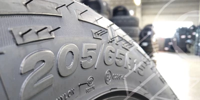 Compreender as especificações inscritas na lateral dos pneus é essencial para garantir que você está escolhendo o pneu certo para seu veículo e para o uso que ele terá. 